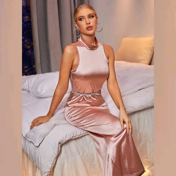 NWT BLUSH PINK SATIN MOCK NECK SPLIT BACK MIDI DRESS - Picture 4 of 6